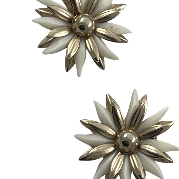 Vintage white resin & gold metal finish flower daisey clip on large earrings